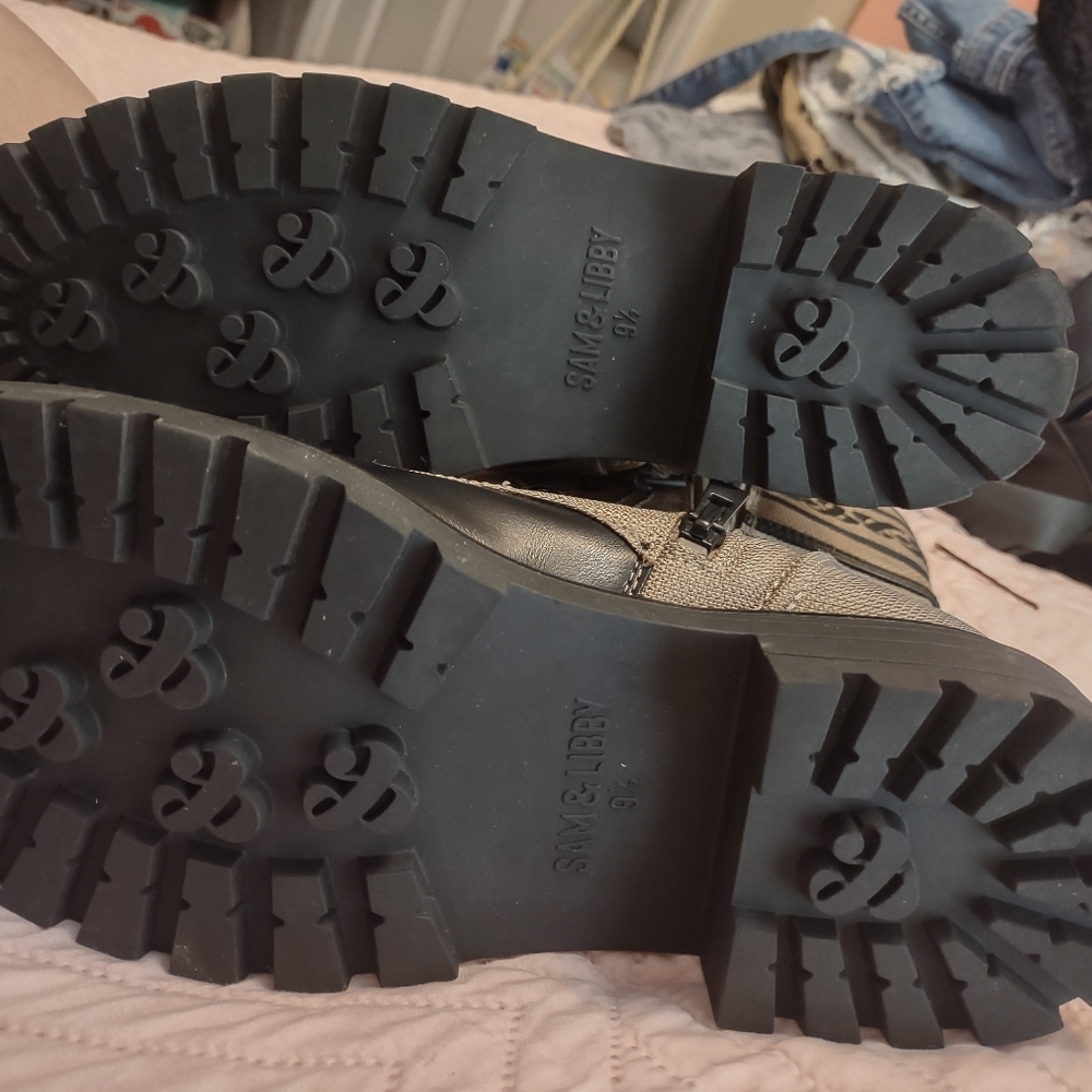 Boots - Picture 4 of 5